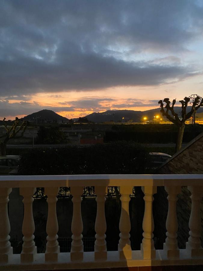 Comfortable Guest Room With Balcony Beniarjo エクステリア 写真